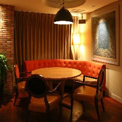 NYのホテルのラウンジを思わせる店内。