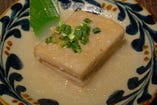 通常は醤油味付けの沖縄郷土料理ラフテーを塩味付けにアレンジ。