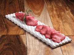 熟成の違いを楽しむならこちら、タンの食べ比べがおすすめ！