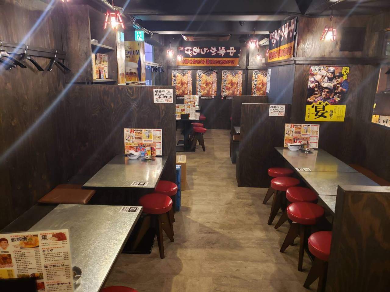 西新宿応援団 大分からあげと鉄板焼 勝男の内観