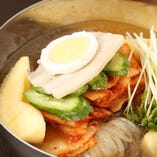 人気の冷麺はもっちりとした澄んだダシと韓国麺がポイント。