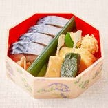〆鯖の押し寿司と梅の花で人気の惣菜セット