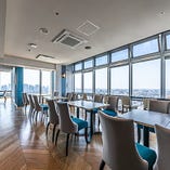 メインフロア テーブル席【2～70名様】大阪市街地の絶景を望む雰囲気抜群の空間