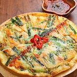 ピザ感覚で楽しめる、韓国料理の定番「ニラチヂミ」