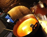この銅鍋で目の前で揚げていきます。
