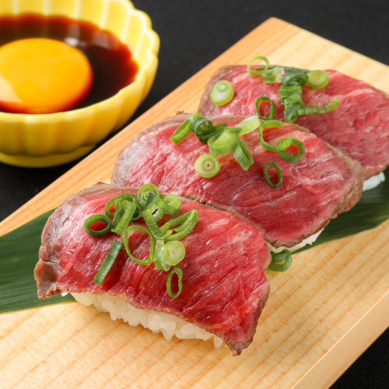 本日の肉寿司～黄身醤油～680円