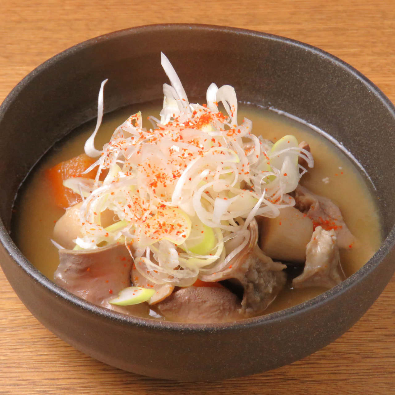 とろとろ牛すじモツ煮込み　～香り七味で～　580円