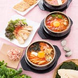 スープのベースは、動物系のスープに厳選された魚介系と野菜をあわせたトリプルスープです。