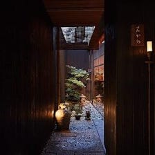 ひっそりと佇む一軒の日本料理屋