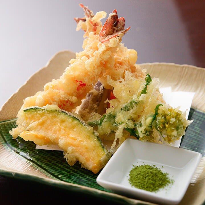 抹茶塩で食す天ぷらも自慢。サクッと歯切れの良い食感も魅力です