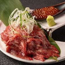 馬肉寿司のいくらがけなど肉寿司も大人気！ローストビーフや馬肉などお肉も豊富！