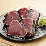 塩と薬味で新鮮なカツオの風味を楽しむ「塩たたき」は自慢の逸品