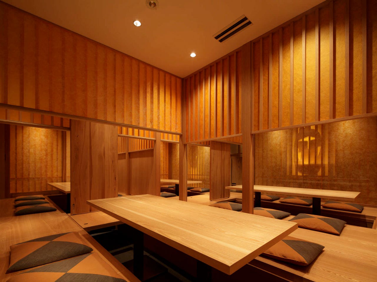 温かみのある木製テーブルや掘りごたつが並ぶKICHIRI 新宿の内観