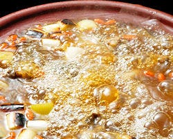 すっぽん鍋は醤油仕立て
ニンニクが入りスタミナ満点
