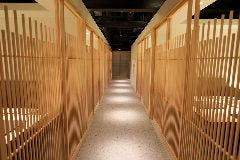 京の焼肉処 蓮蔵_【烏丸駅から徒歩6分】喫煙フロアもございます。喫煙席・それ以外の席と完全に分かれておりますので、タバコを吸わない方も安心してご利用いただけます。各種宴会・ご友人同士との飲み会・会社帰り・ご家族でのお食事・デートなど様々なシーンでご利用くださいませ。