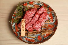 京の焼肉処 蓮蔵_【蓮蔵熟成ハラミ】
赤身の牛肉にも見えますが実は内臓肉。適度な脂肪と柔らかい肉質は自家製の『もみダレ』との相性は抜群です。おすすめの組み合わせ『自家製付けダレ×にんにくチップ』