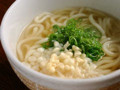 〆はラーメンよりうどん！白だしの効いたお汁は最後の一滴まで！