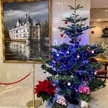 １２月は１階にクリスマスツリーが飾られます。