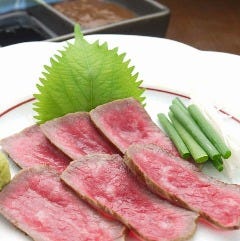 表面を炙って香ばしく仕上げた「和牛のたたき風　おろしポン酢」