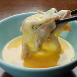 しゃぶすきは、特製和風出汁を張ったお鍋で豚肉をしゃぶしゃぶ。溶き卵につけてお召上がりいただく、すき焼きスタイルです。
