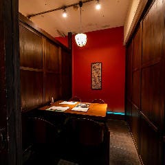 ダウンライトの落ち着いた空間で、美酒銘酒をお楽しみください