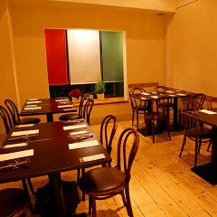 ◆フロア1◆
イタリア国旗を演出した大きな窓が印象的なフロアです。4名テーブルを4席ご用意！貸切でのご利用の場合はレイアウトも自由に変更できますので、お客様のご希望を気軽にスタッフまでお申し付けください。
