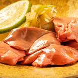 真空低温調理をした肉刺しが大人気です。特製のタレと薬味で。