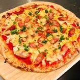 ピリ辛ソーセージのトマトソースピザ