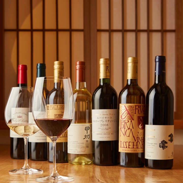 天婦羅の“和”に合わせ、日本産ワインにも力を入れて取り揃え