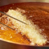 天婦羅調理において最も重要な油。天七では2種類の胡麻油を独自にブレンドし、銅鍋に注いで使用しています。100%胡麻油を使用することで、芳ばしく胃もたれしにくい天婦羅に仕上げます。