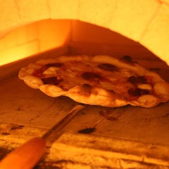 こだわりの生地×新鮮素材 店内の窯で焼き上げます！