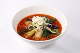 【太陽の茄子ラーメン】ピリ辛スープと甘い茄子が絶妙なバランス