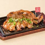 【名物】
清流若どりの骨付モモ一本グローブ焼き ガーリック