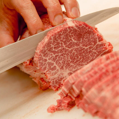 肉職人が丹精込めて、毎日お肉を手切りしています！
