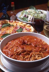 1977年創業以来からの人気・
トマトとニンニクのスパゲティー