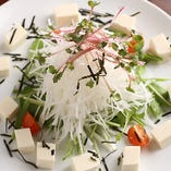 サイコロ状の豆腐をお洒落に盛りつけたサラダ