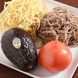 焼きそばは、アボカドは日本そば、トマトはパスタを使用します。