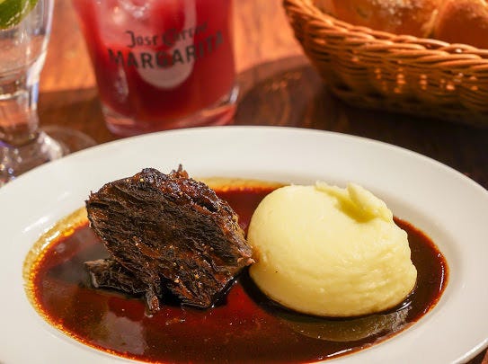 牛ほほ肉やマッシュポテトが盛りつけられた北千住ワイン酒場 ビストロ ニコミヤの黒毛和牛スネ肉の赤ワイン煮込み