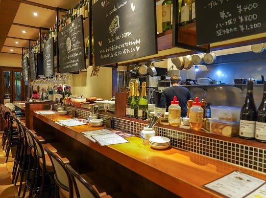 カジュアルな酒場らしいおしゃれな雰囲気の北千住ワイン酒場 ビストロ ニコミヤのカウンター席の様子