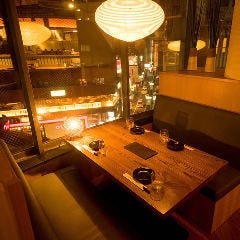 夜景を望む落ち着いたお席で お仕事帰りにも癒しのひとときを…