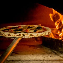 店主がこだわるピッツァは薪窯で丁寧に焼き上げています。