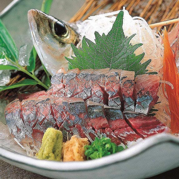 あじや鯖、鯛にヒラメなどさかな市場自慢の鮮魚を刺身や寿司で