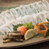 [活〆穴子薄造り]
コリコリとした食感！広島名物穴子のお刺身