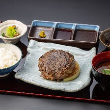 ジューシーで肉汁がたっぷりの自慢の逸品
『牛肉100%ハンバーグ盆』