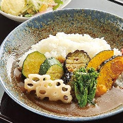 夏野菜の素揚げにトマトをきかせた「野菜カレー盆」