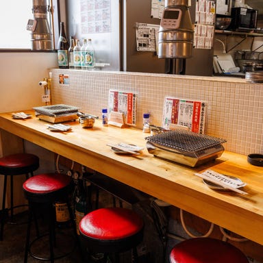 亀山ホルモン_卓上サーバー完備!芝浦直送のホルモンと肉刺しが自慢のホルモン酒場