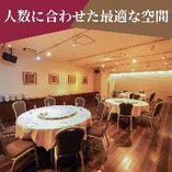 【2〜4名様：テーブル席】オープンキッチンのレストランホールは高天井で開放的