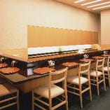 香りと音、目の前で揚げられた、できたての天ぷらを楽しむカウンター席