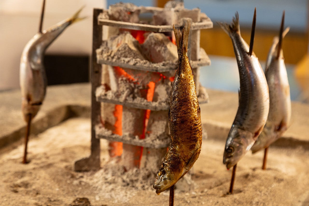 新鮮な魚介類を炉端で喰らう！