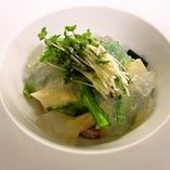 天然鯛と海藻サラダ　筍の香りの蛤のジュレ